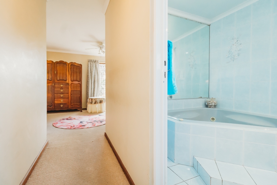 4 Bedroom Property for Sale in Loerie Park Western Cape